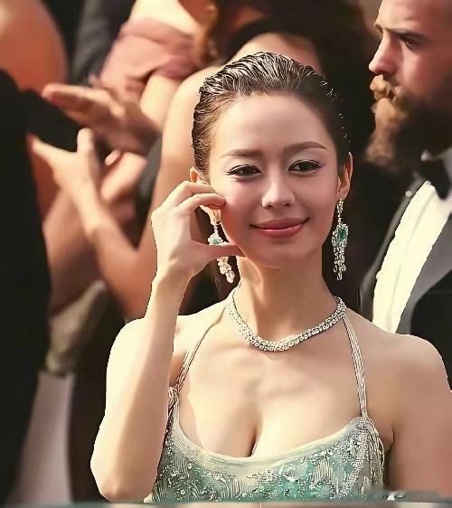 戛纳冰蓝长裙惊艳亮相，让人一饱眼福，就是不知道她以什么名义参加的？