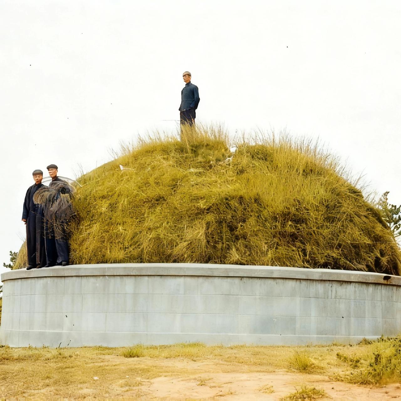 这是汪精卫墓被炸毁前的模样，照片摄于1945年——这座墓距离中山陵不远，却因汪精