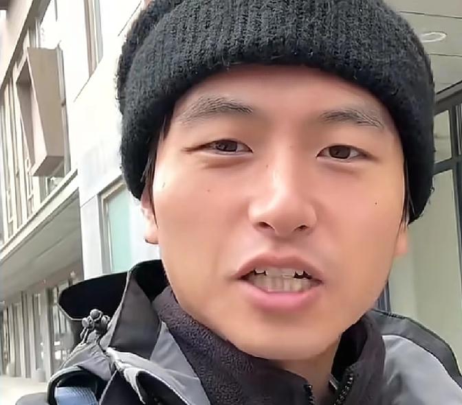 现在的年轻人果然非常有勇气20多岁安徽小伙准备坐公交车从安徽一直坐到黑龙江年