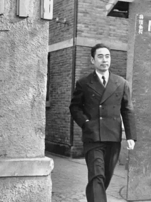 一次外交会上，西方记者故意刁难周总理：“您见过世界上最美的女人吗？”没想到周总理