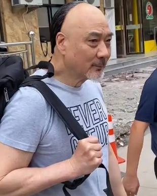 当年周星驰拍《武状元苏乞儿》，指名道姓要找徐少强演反派赵无极。当时整个剧组主创都