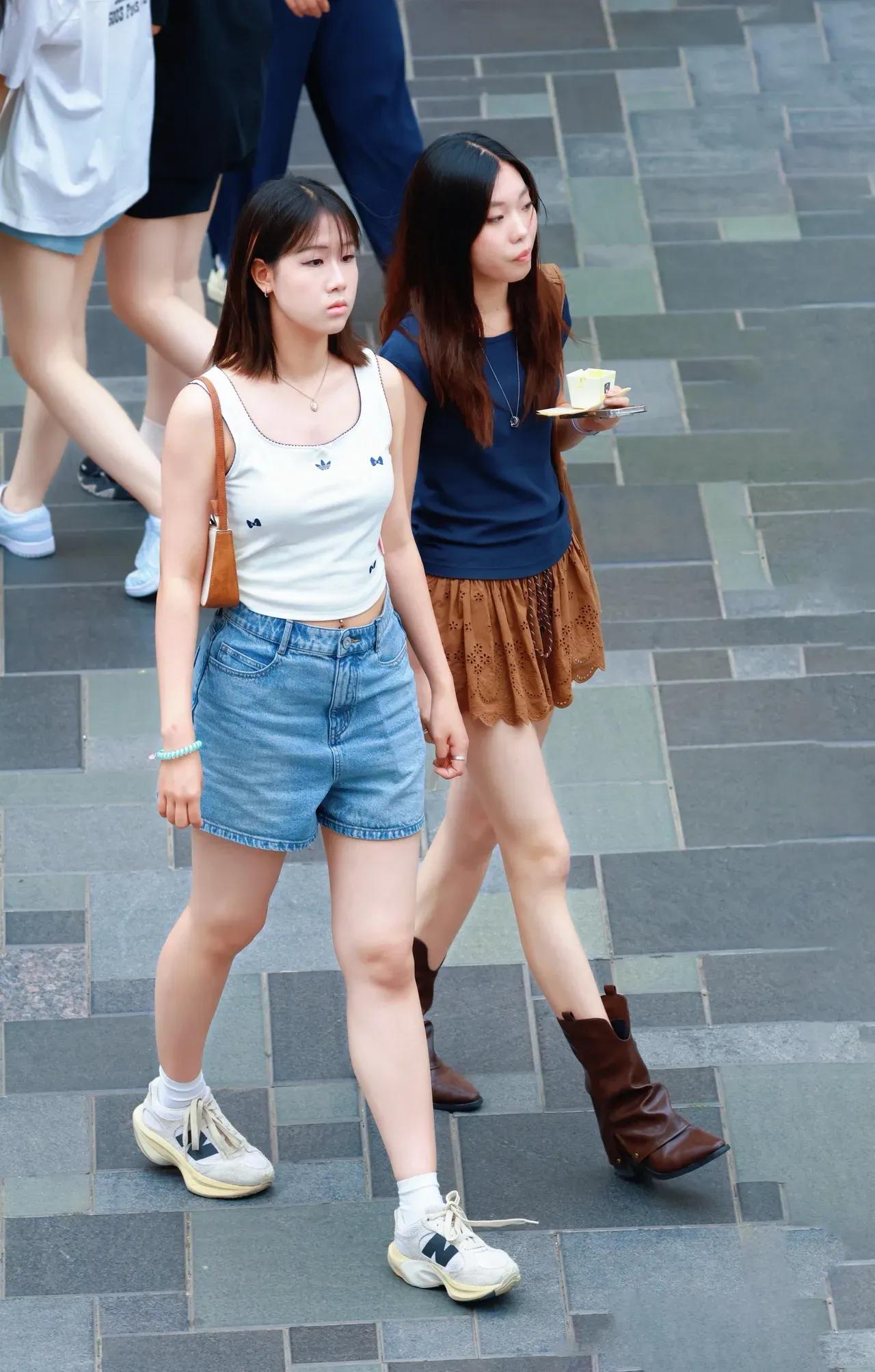 太古里街拍好身材美女们什么身材的人适合包臀长裙呢?粉色怎么穿显得有气质高腰牛