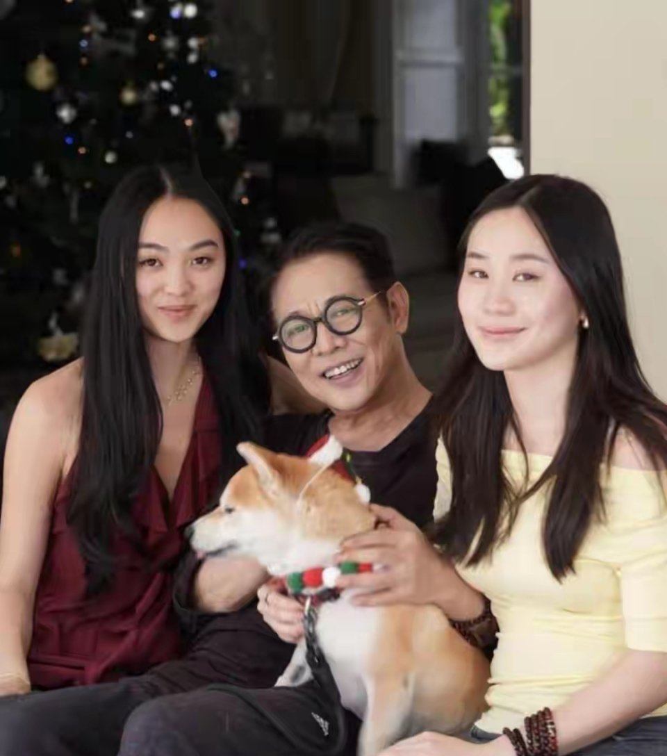 63岁李连杰父亲节晒父女合照，一碗水端平四个女儿全部出镜，长女长得像前妻
