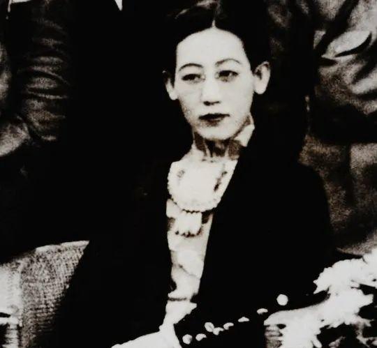 1945年，川岛芳子落入军统手里，可军统手段用尽，她就是没反应。这时，戴笠拿着尺