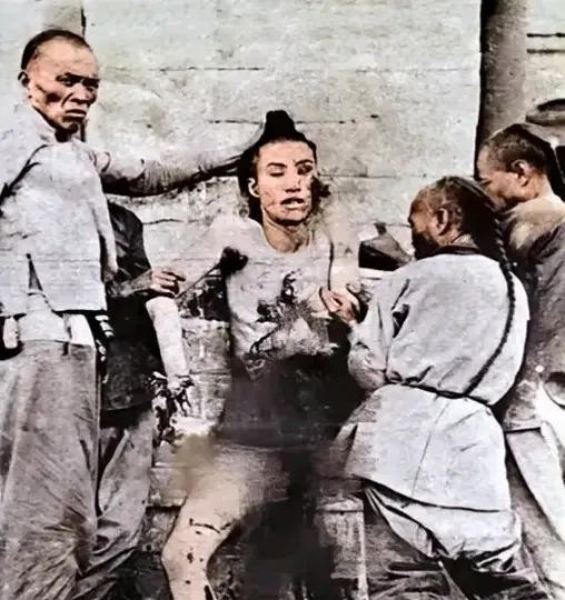 清光绪三十三年，即1907年7月7日，被晚清政府处死的反清义士徐锡麟现场，看着那