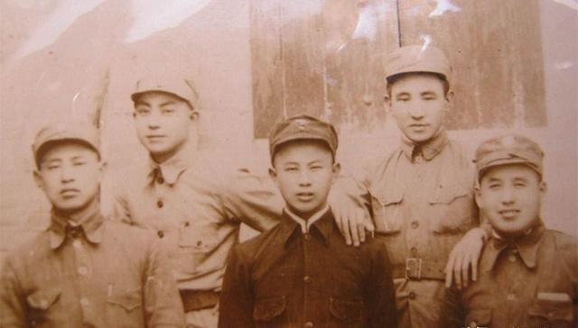 1937年，红九军参谋长李聚奎找部队回延安途中遇到一名青年人，对方追问时，李聚奎