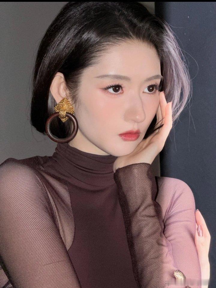 王玉雯的裙子太考验身材了这裙子真是“身材照妖镜”！王玉雯172cm的芭蕾舞者体态