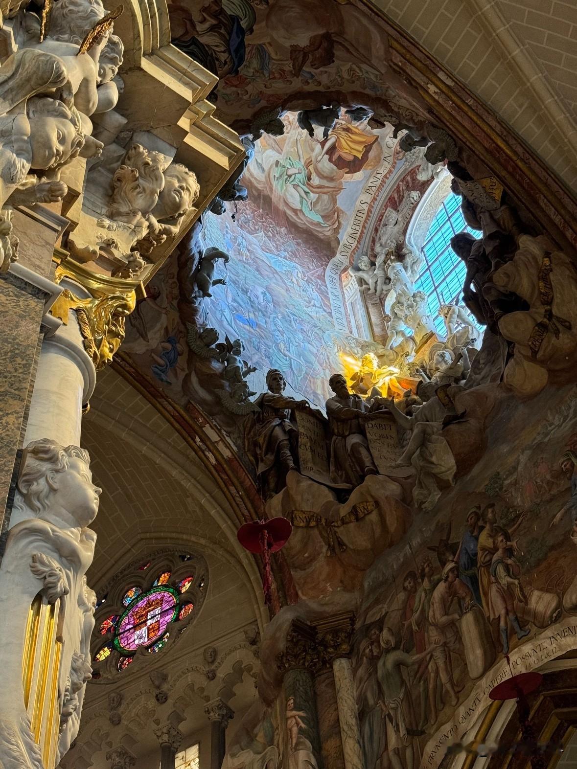 西班牙托莱多教堂！真的太震撼了，感觉它们就是人类文明繁荣的象征。看着那些精致