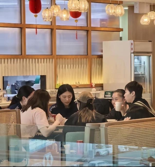 王曼昱、陈幸同、陈熠、徐奕、王晓彤、白思文聚餐，她们围坐一桌，说说笑笑非常热闹，