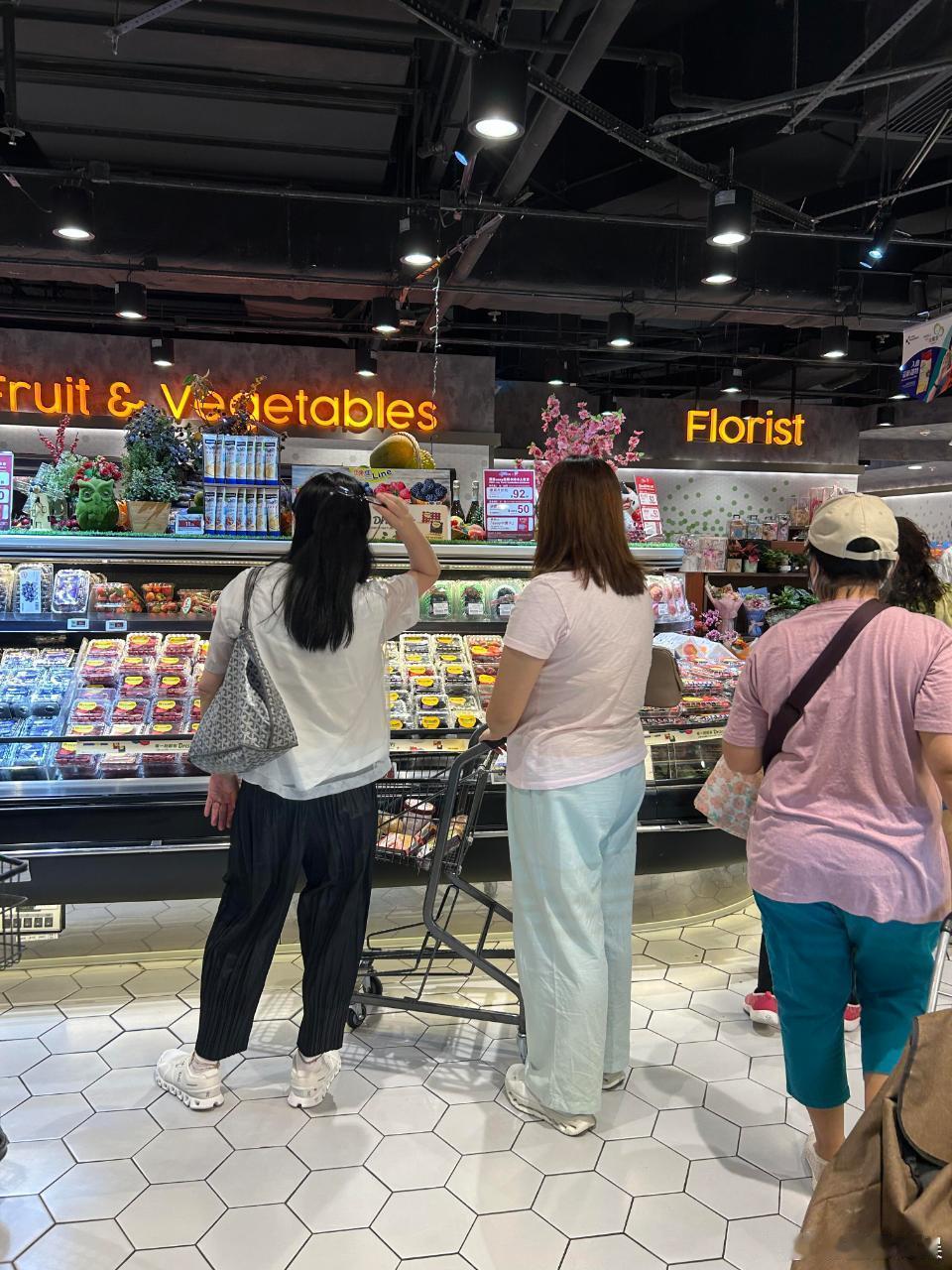 香港超市偶遇刘德华妻子刘德华妻子60岁状态香港超市偶遇刘德华妻子，好显年轻