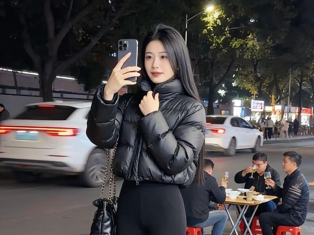 沁园春·夜街偶见华灯初上，长街沸攘，夜色如绸。看路侧摊前，红凳木桌，人声熙