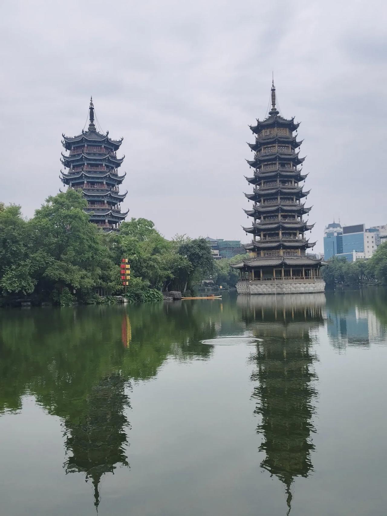 桂林杉湖很幽静。