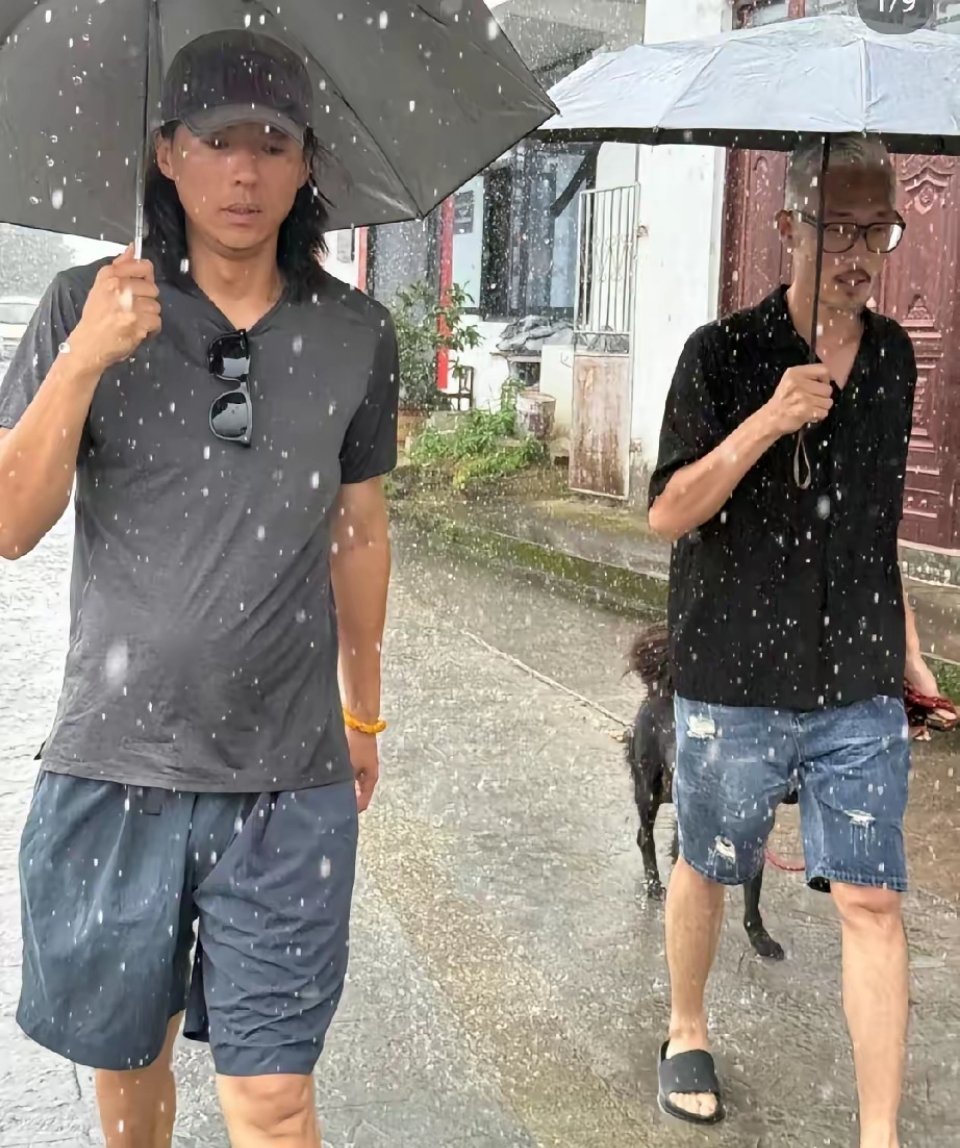 窦唯的前妻高原拍摄了几张朋友们一起在南方度假的照片，其中就有因为绯闻暂时息影的宋