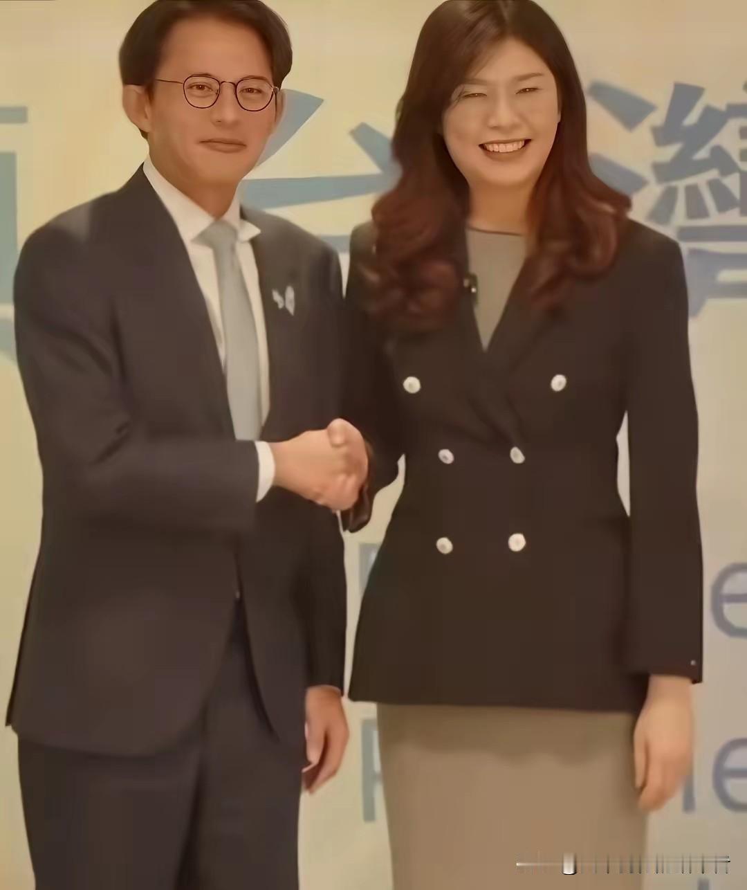 黄国昌一开口，郑丽文就明显落了下风！这场辩论看得人心里直打鼓，国民党的路到底