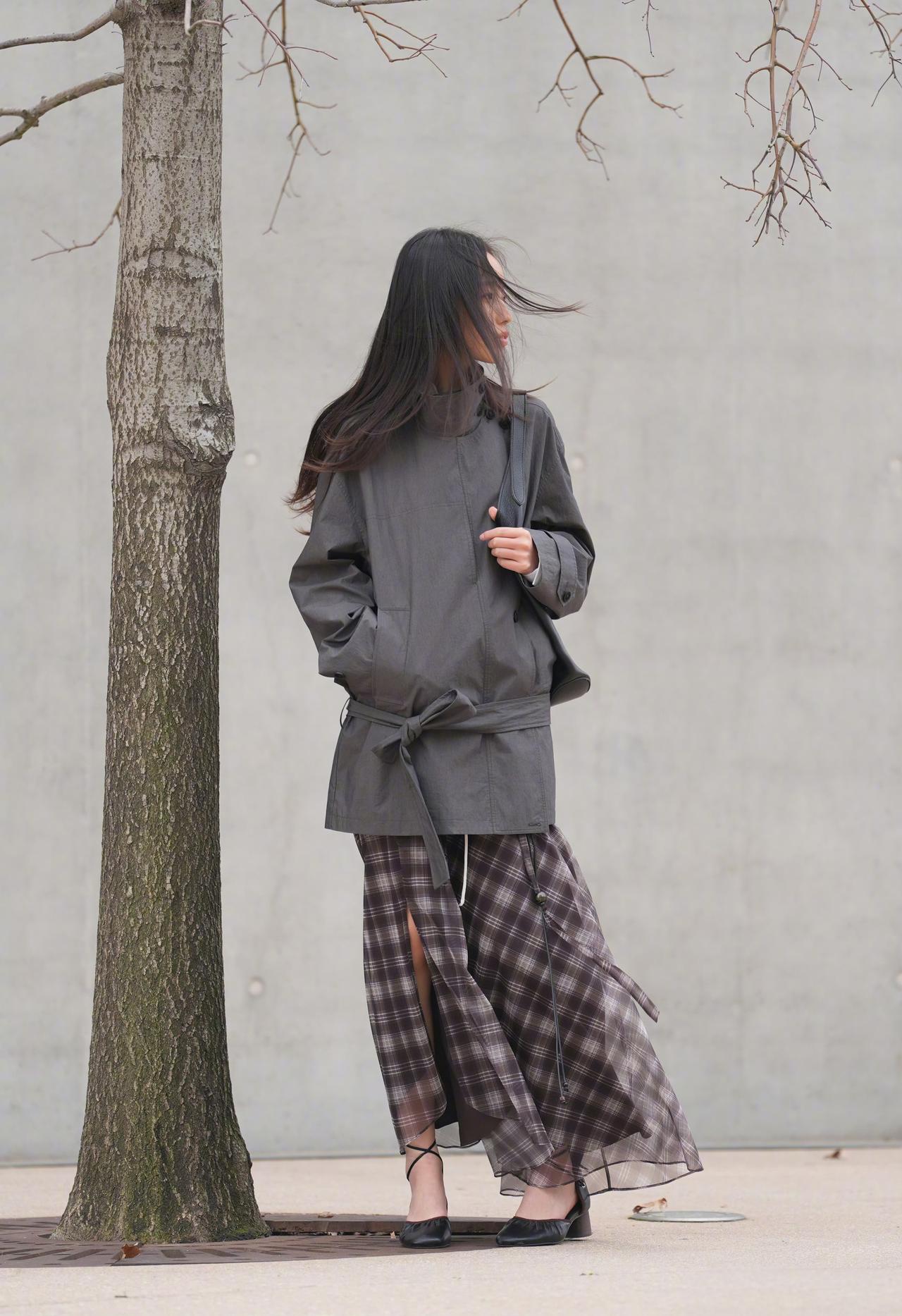 被春风吹起的秀发