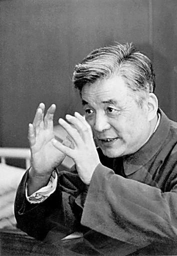 1986年,邓稼先在临终前提出想要再去看看天安门,可当他乘坐的轿车驶过天安门时,