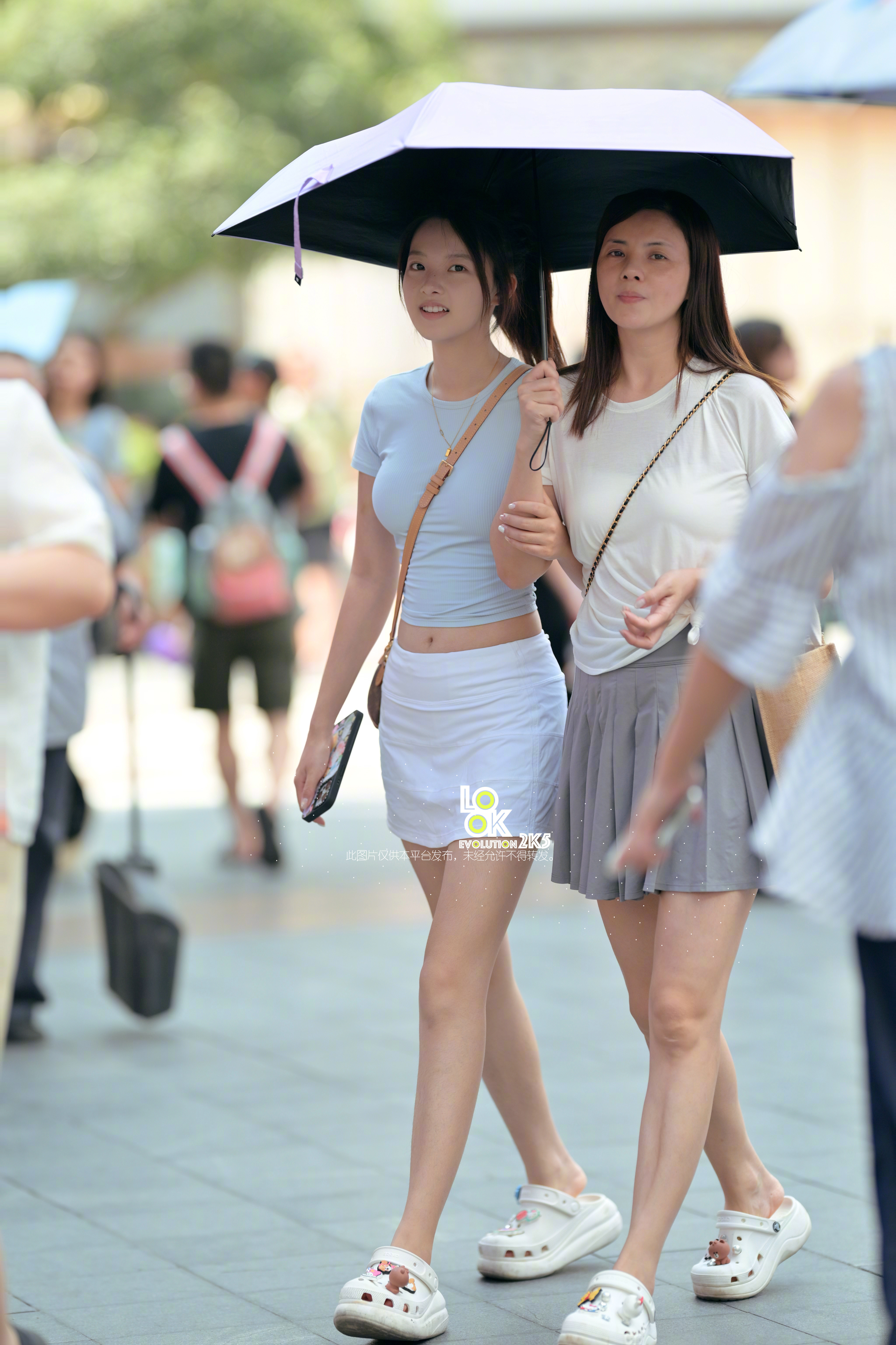 应该是和妈妈一起逛街哈​​​