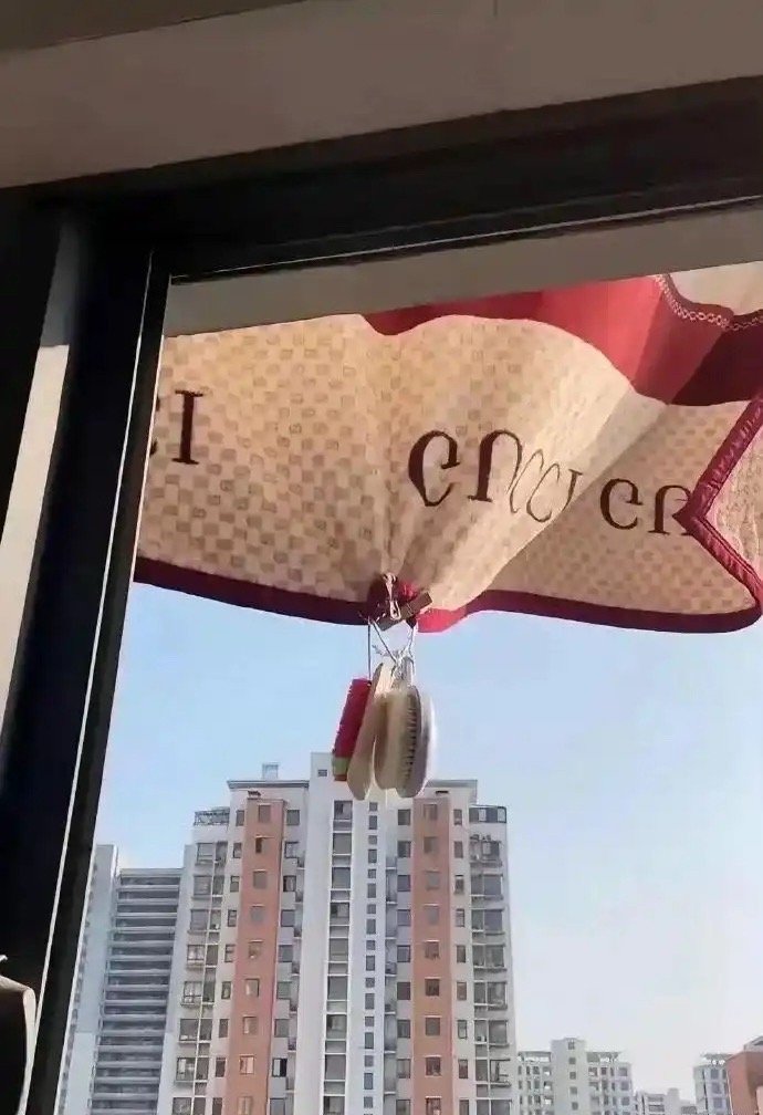 楼上邻居很吵，我就买了个震楼器，结果第二天他挂出了这个，什么意思？