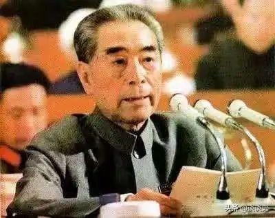 1962年，周总理东北视察途中，脸色沉下来，严肃批评道：“你们把人民大会堂搬到这