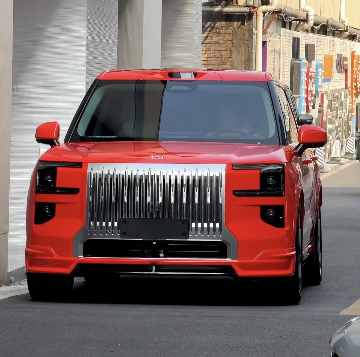 刷到一组极氪9X爆改法拉利红配色的车，红色和银色前脸的碰撞还是蛮有个性的，但一想