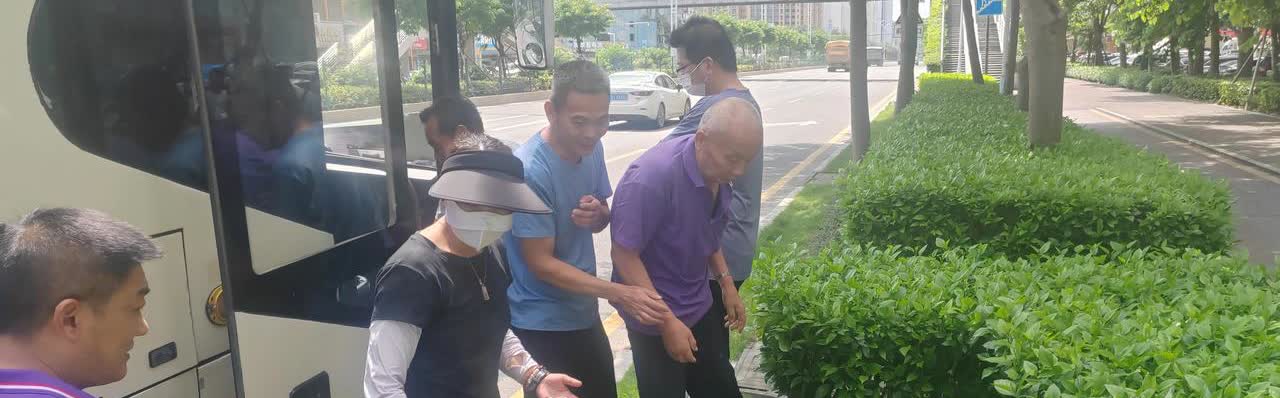 今上午我在从广州开往珠海斗门的大巴上，目睹了一起既让人心酸又特别感人的小事件：大