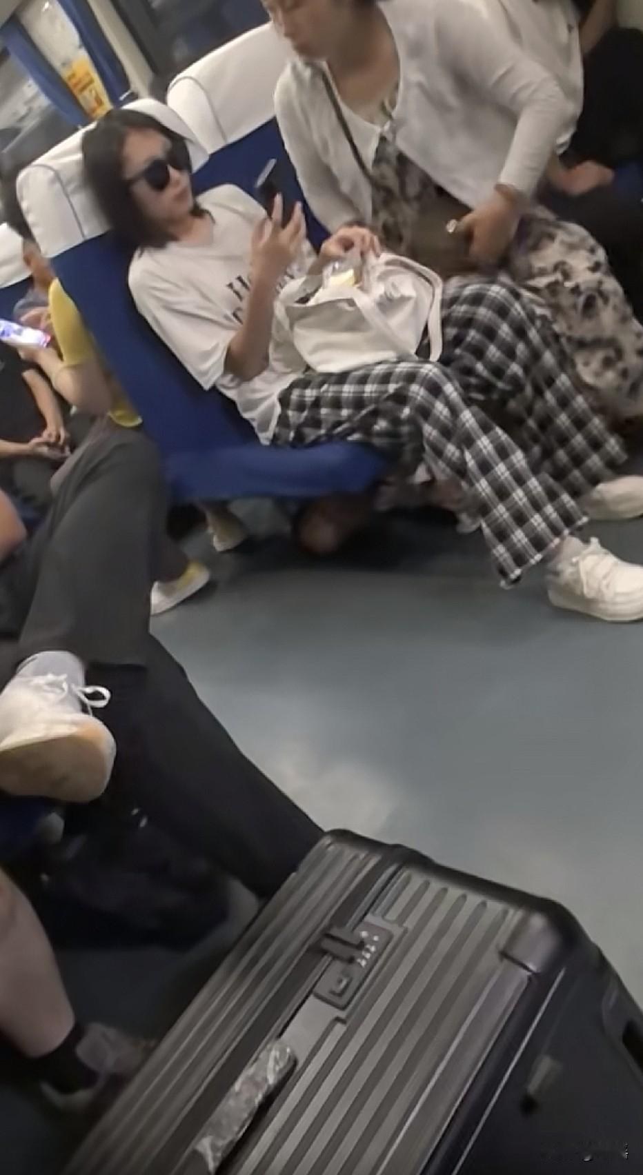 要是那个女生知道下边是这样，他还敢坐吗？[捂脸哭][捂脸哭][捂脸哭]