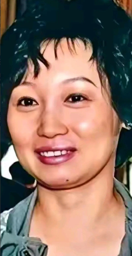 原配施幼珍要是现在站出来，揭露当年，杜建英是如何插入她家庭婚姻的，恐怕不至是钱的