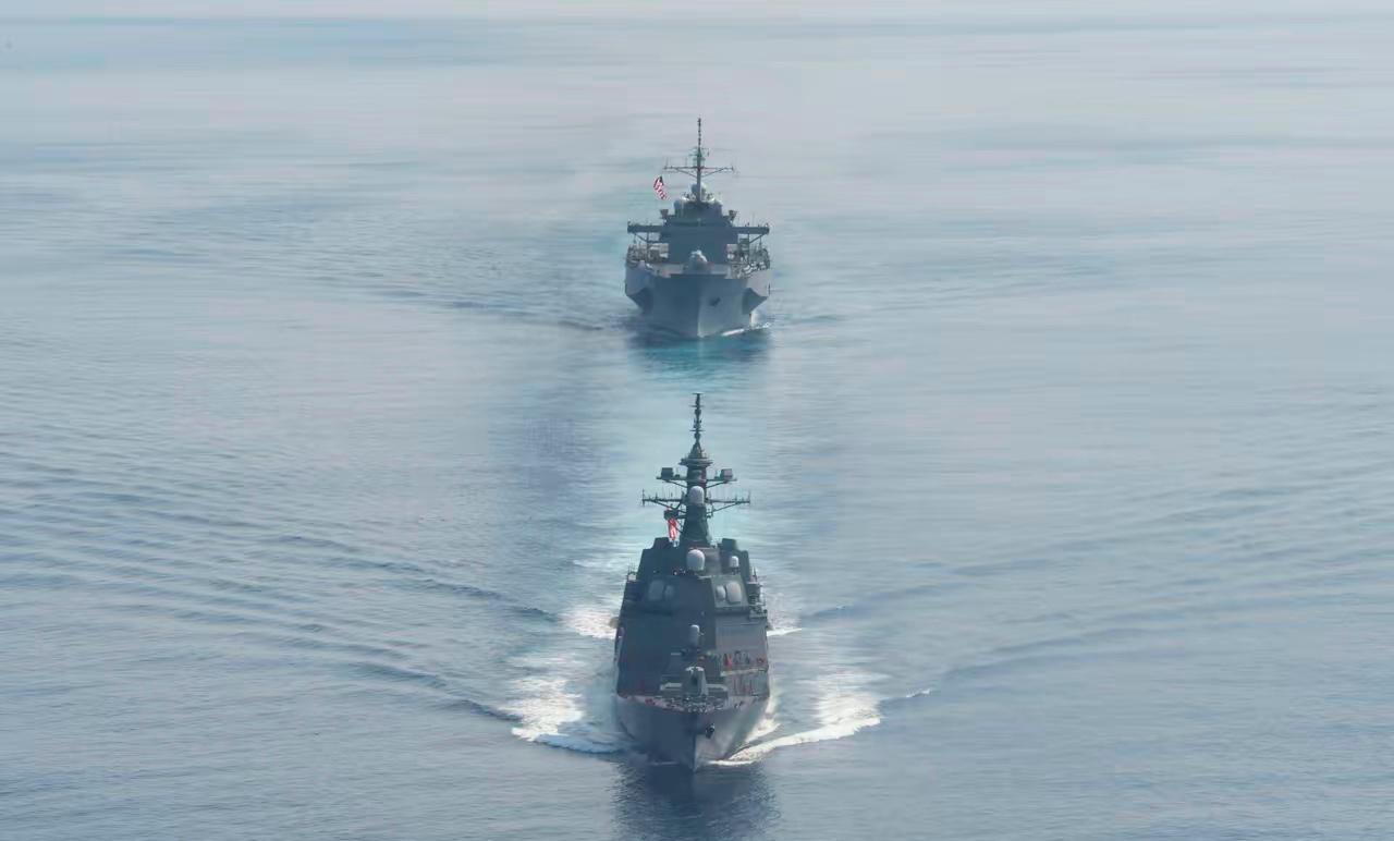 美海军第七舰队发文称，蓝岭号指挥舰和日本海上自卫队朝日号驱逐舰以强大阵型在中国南