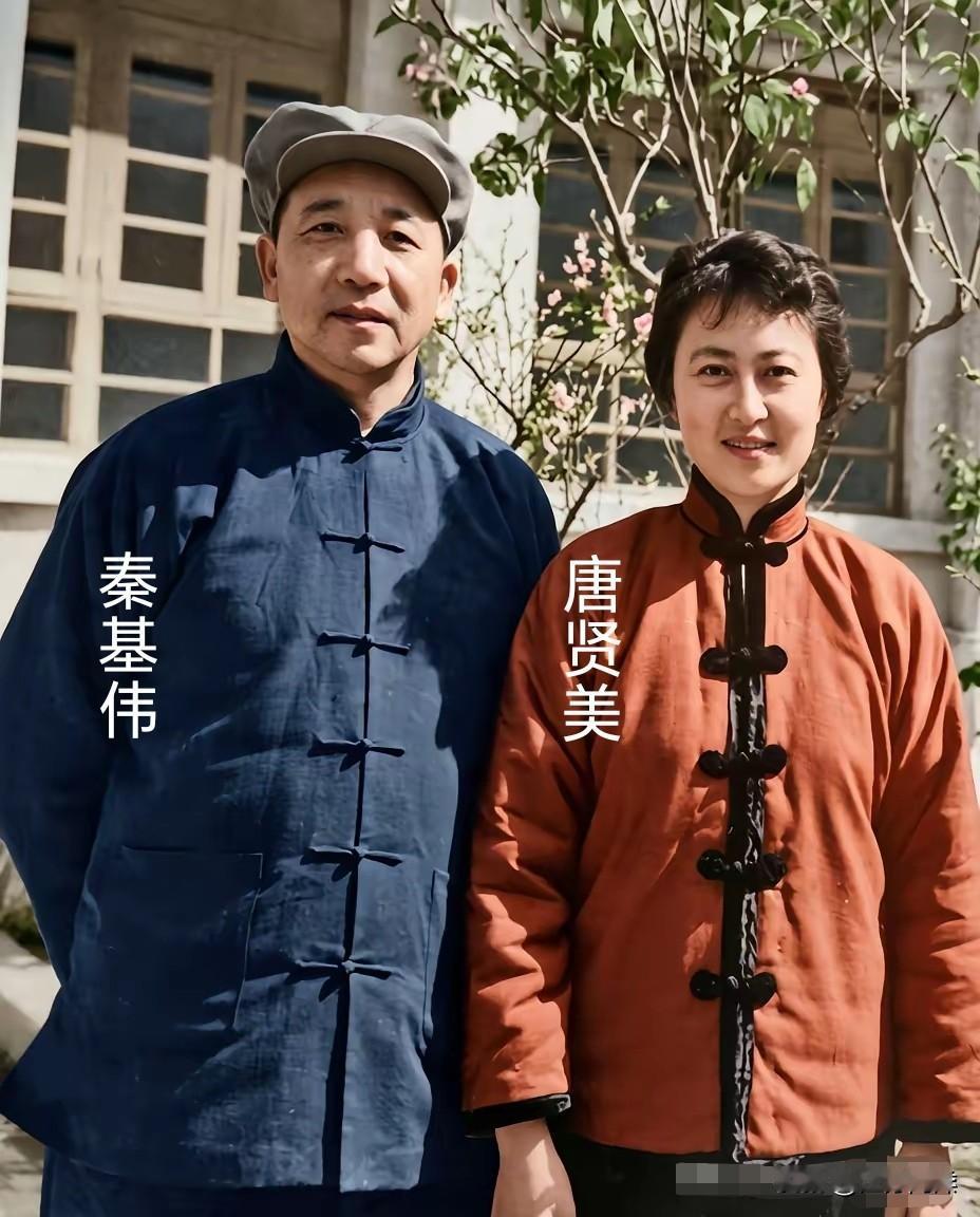 唐贤美是秦基伟上将的夫人，重庆人，毕业于华西大学外语系，他们相识于1953年的全