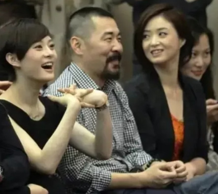 2010年，《甄嬛传》拍摄现场，陈建斌看了一眼饰演华妃的蒋欣，连连摇头：“你看着