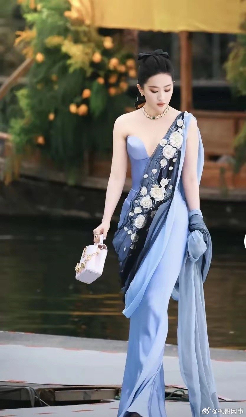 刘亦菲在杭州出席活动，造型就像掌管古希腊的神，演绎西湖边的春日美人。刘亦菲气质优
