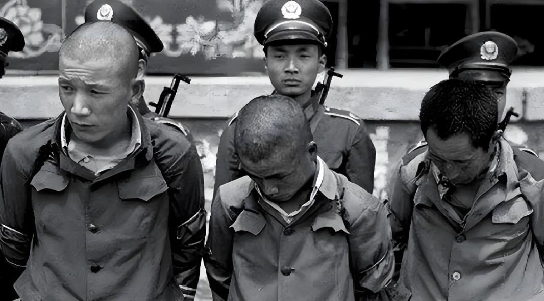 1988年，盛夏里的哈尔滨。7月13日，八十年代的“严打”还在进行，街头巷尾还