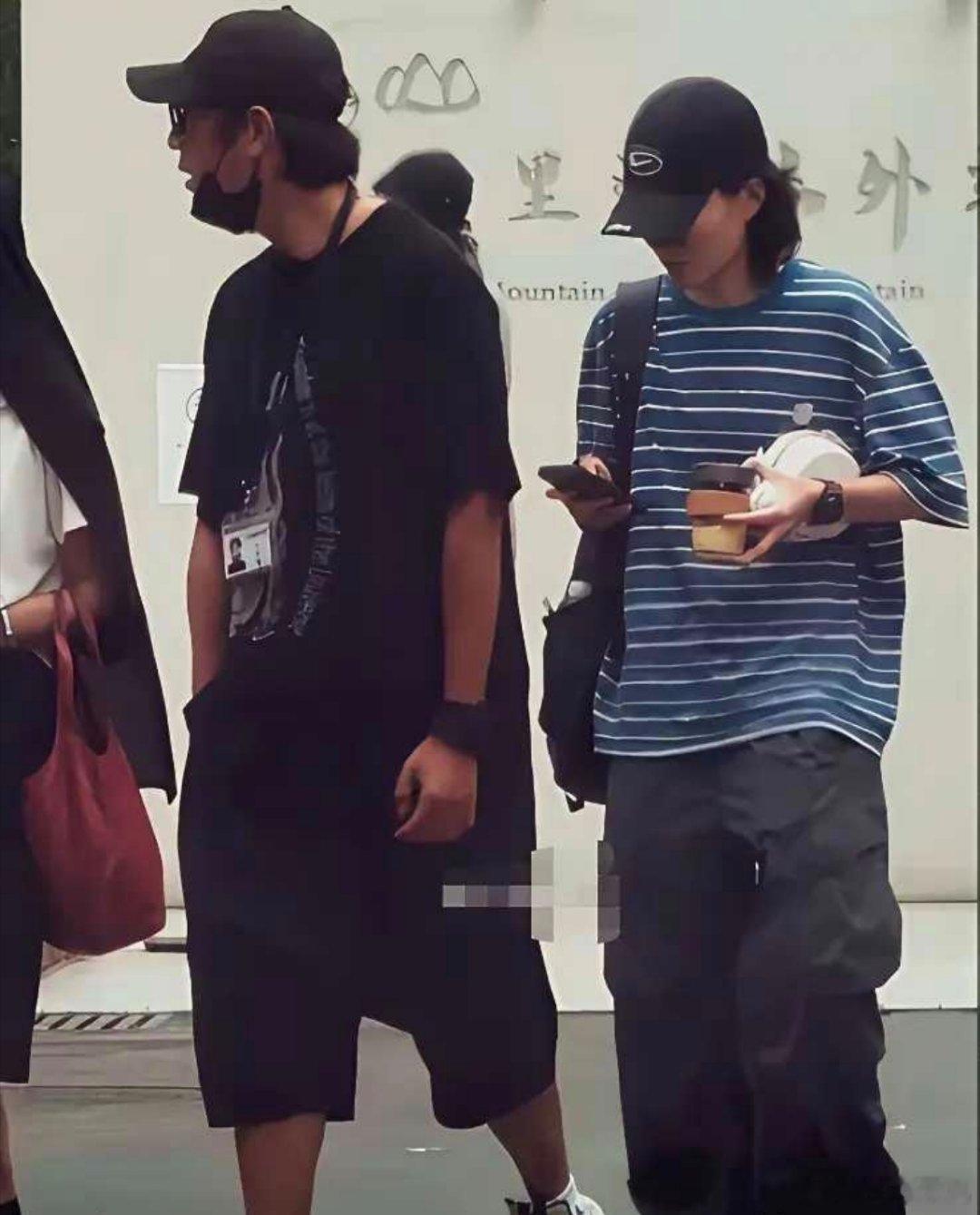 周迅和陈坤，被拍到了上海街头，两个人走得懒懒散散。周迅拿外套罩着头，手捂在小腹上