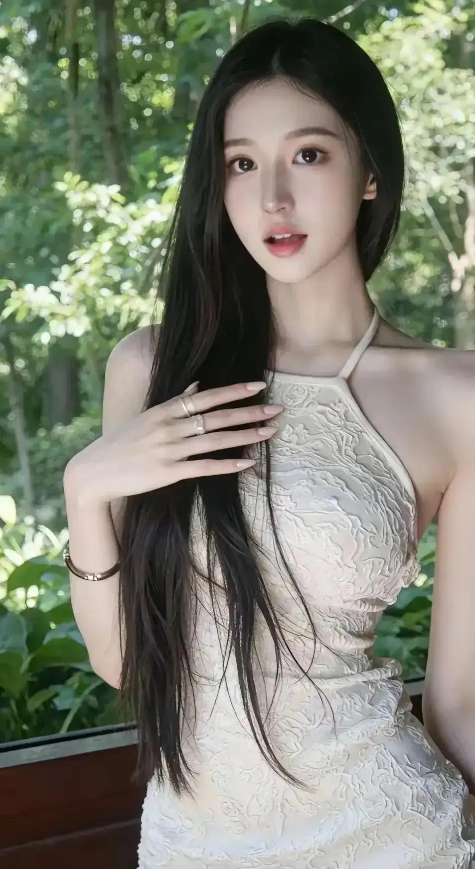 森林中的优雅少女，蕾丝连衣裙，自然光下更显柔美。