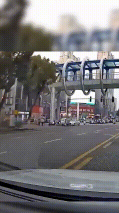 又搞笑又气愤。黑车被小仙女给迷倒了，大家说说这算谁的责任吧。3月27日网友发