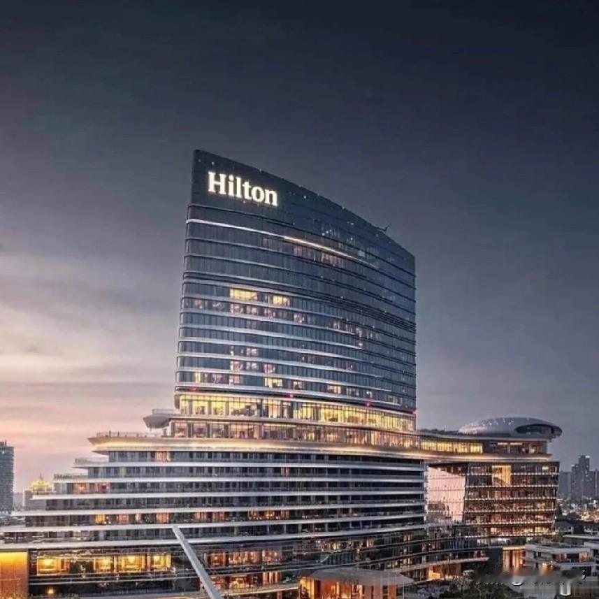 花25块喝酒店可乐的我，被朋友说大冤种！前几天住上海希尔顿，顺手喝了房间迷你