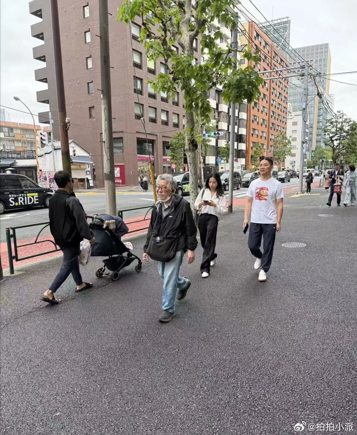日本街头惊现中国动漫引热议这破天的富贵终于轮到我们童年男神了。猪猪侠：以前的我你
