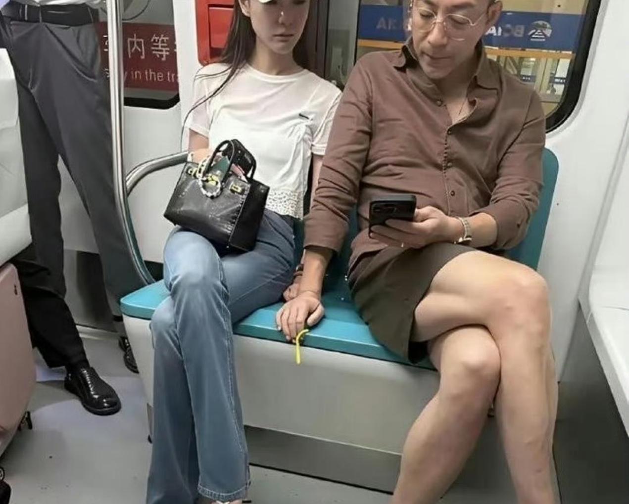 身家上亿的大明星，居然也坐这种几块钱的地铁？​​​
