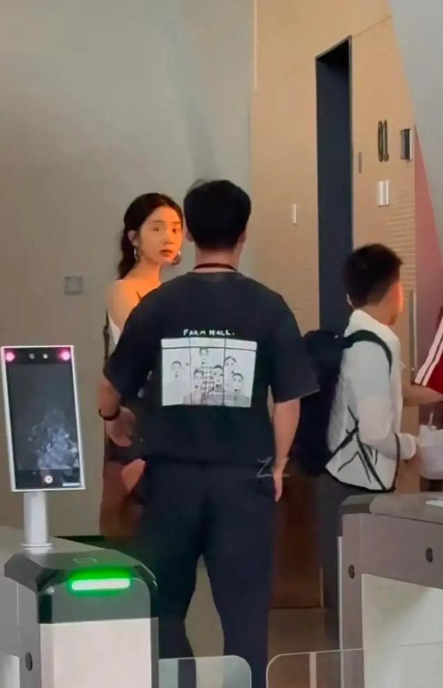 19岁黄多多扎麻花辫低胸装现身剧院，侧颜跟孙莉像复制粘贴，网友：这才是星二代该有的样子​