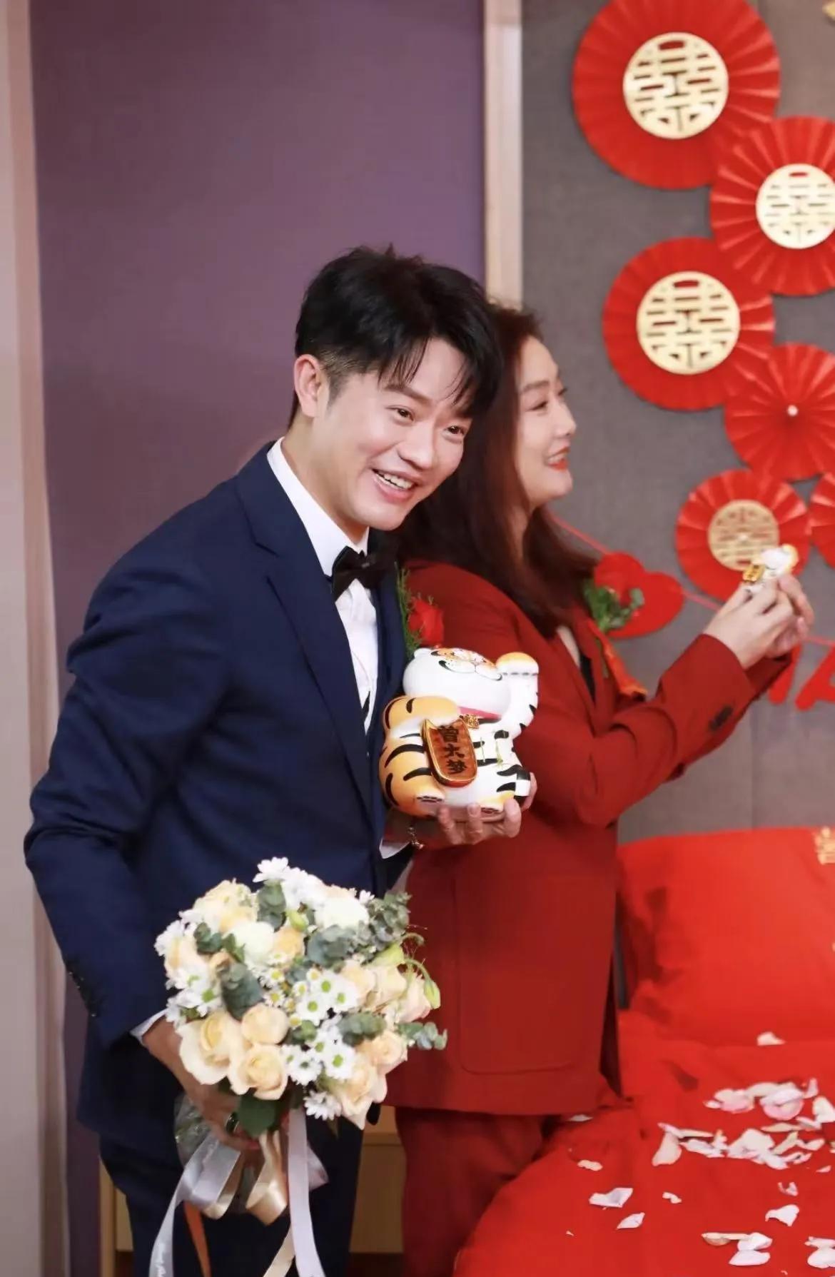 凤凰传奇演唱会天津站取消了，玲花的话应验了，青岛演唱会结束后，曾毅因为平时