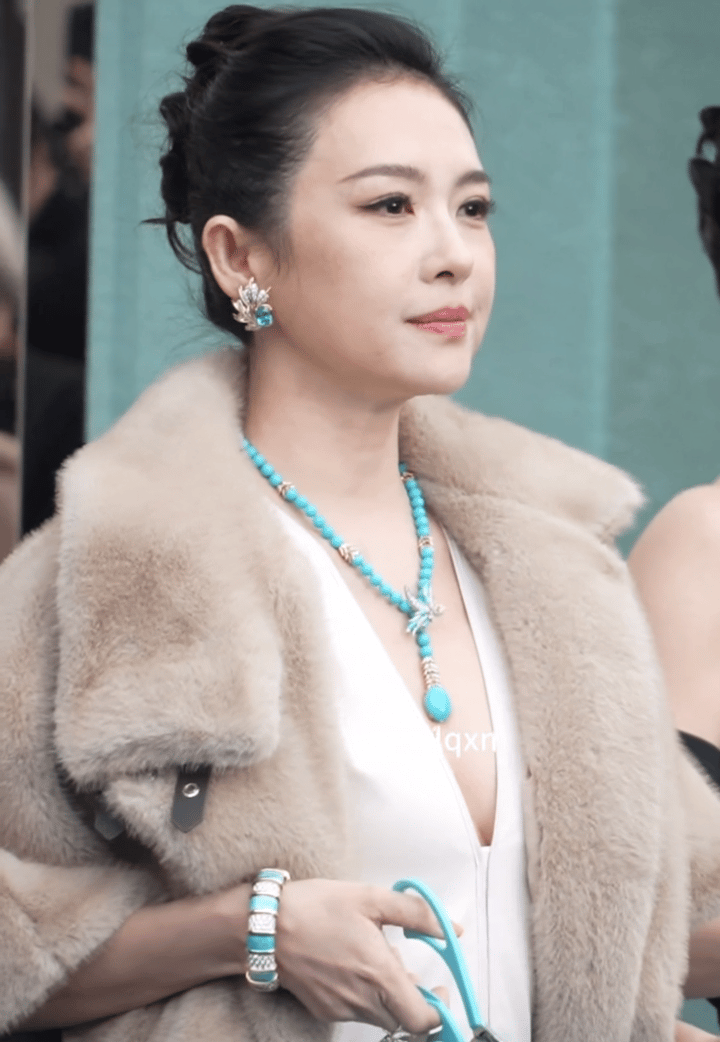 原来大家都看出来她了以为是回春针没想到反而馒化突出了其实年龄我是看不出来