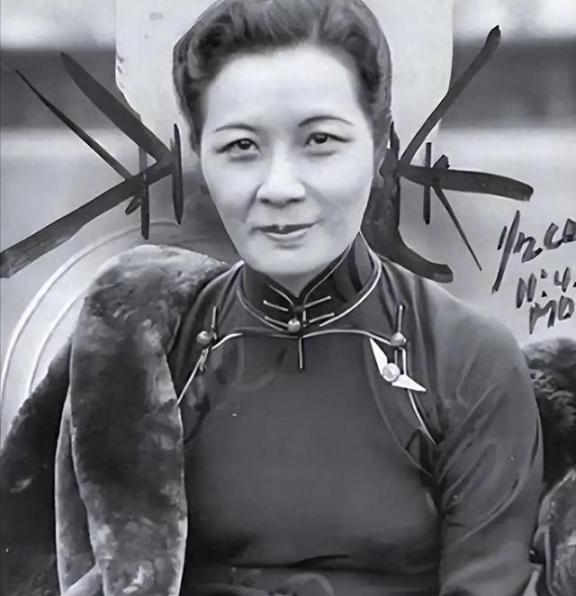 宋美龄106岁去世，贴身厨子回家后不久自尽，事后妻子含泪透露缘由：无路可走！宋美