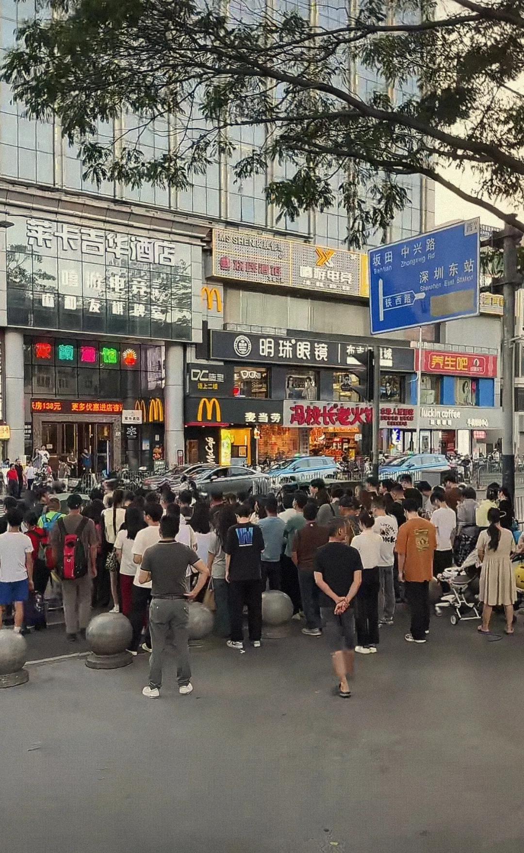 实际上深圳人口密度非常高，因此我觉得深圳应该多建设一些过街天桥。本身深圳的天气就