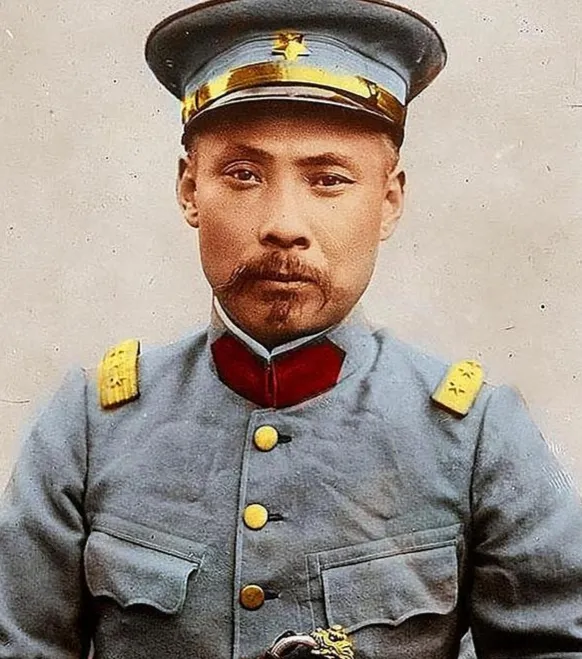 1907年，吴佩孚答应母亲提的要求，把干妹妹张佩兰纳为妾室。结婚后，两位夫人为了