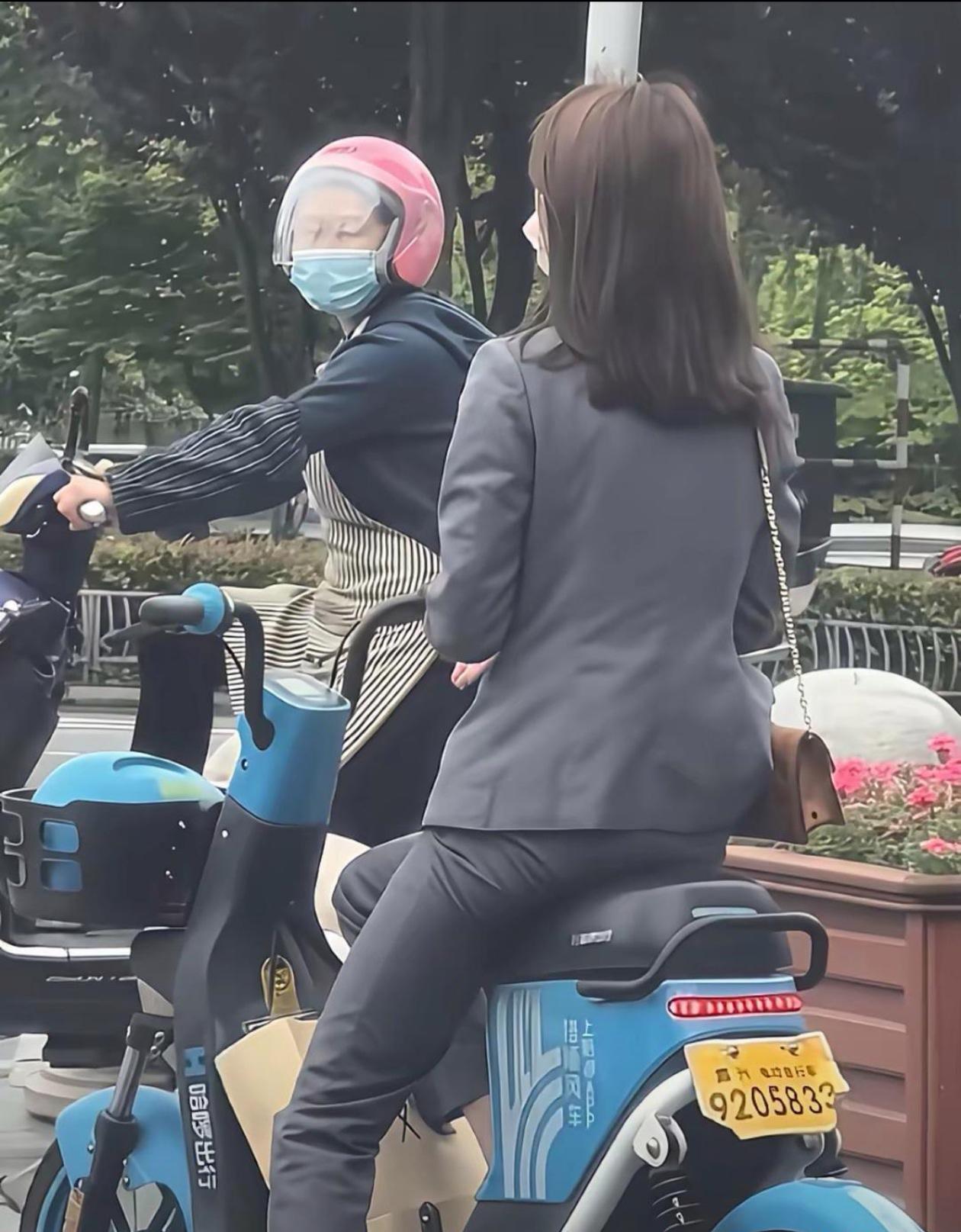 这样至少穿了10年，帆布鞋配西装。