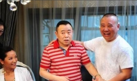 2016年，郭德纲拿着一张银行卡给潘长江，卡里有60w元，潘长江很是不悦看着郭德