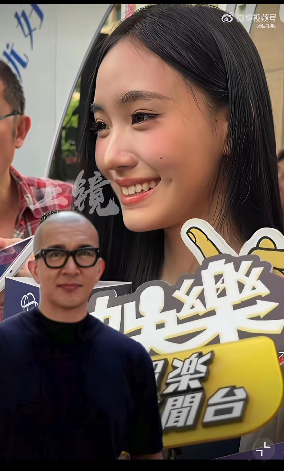 小s现在一定很得意，因为二女儿lily完全就是理想的自己。​长的漂亮，谈吐大方，