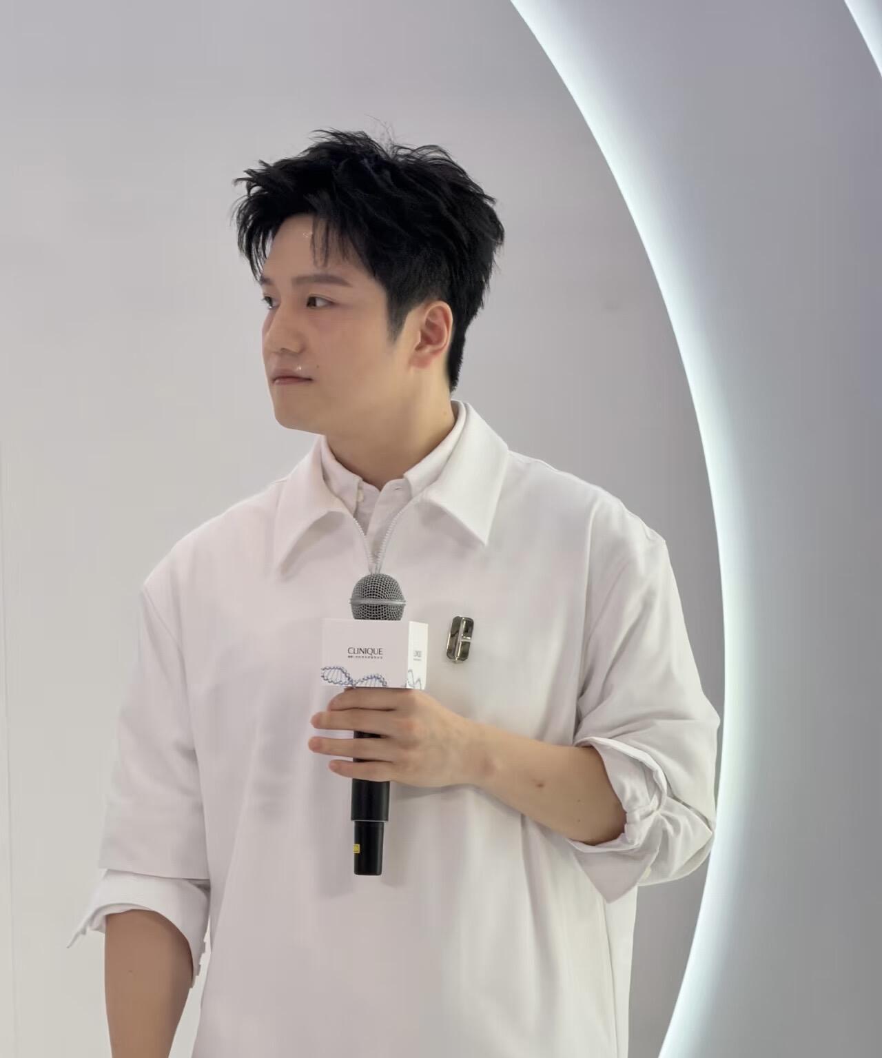 杭州银泰迎来了樊振东，白色的衬衣，真的好白啊，额头饱满，这是真的长袖满头大汗！