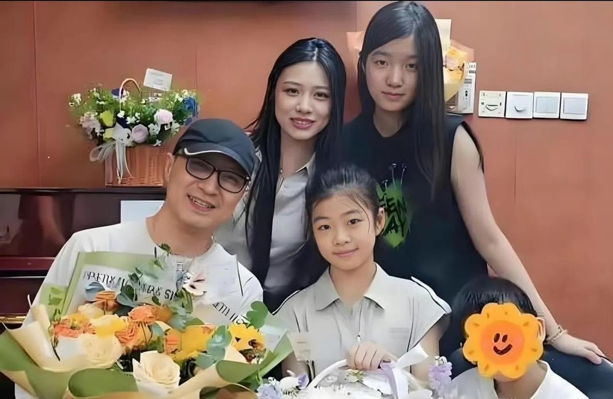 汪峰这次晒三个女儿同框，最出彩的不是颜值，是他那个&34;没直接拒绝&34;的拒买奢侈品处理方式。事