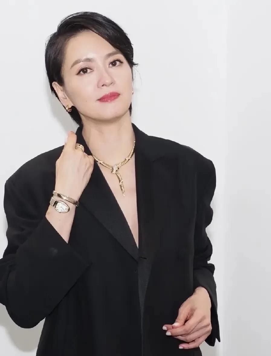 梁咏琪这一套黑西装造型，直接飒到我了✨宽松黑西装搭配深V内搭，利落短发配上红唇